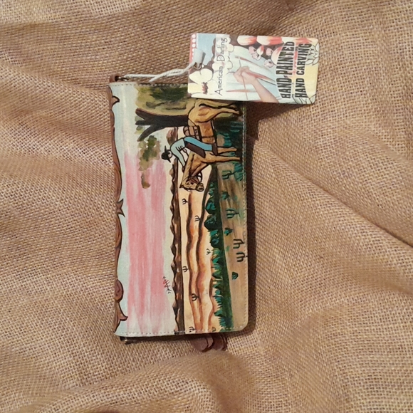AMERICAN DARLING WOMANS LEATHER HANDPAINTED CLUTCH WITH STRAP - Picture 2 of 5